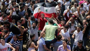 مواطنون سوريون في بيروت يتوجهون لانتتخاب رئيس جديد لهم